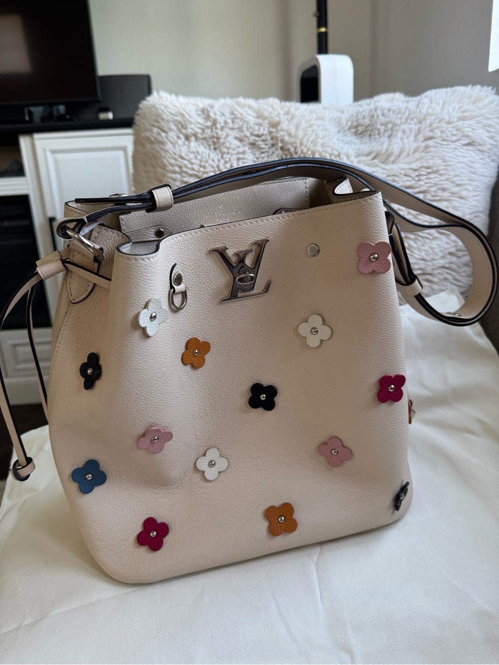 Louis Vuitton Lockme Flower-Appliqué Leather Bucket Bag in Beige